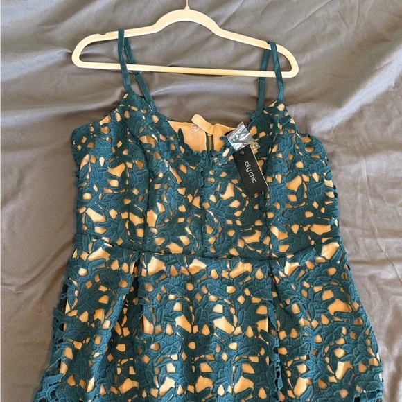 City Chic Emerald Lace Dress - Picture 1 of 3